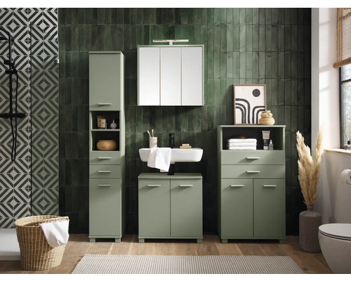 Kúpeľňa s umývadlom, zrkadlovou skriňou a úložným nábytkom vo svetlom odtieni