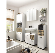 Svetlá kúpeľňa s kúpeľňovým nábytkom v bielej farbe a drevenými akcentmi, vrátane skrinky pod umývadlo, vysokej skrine a zrkadlovej skrinky.