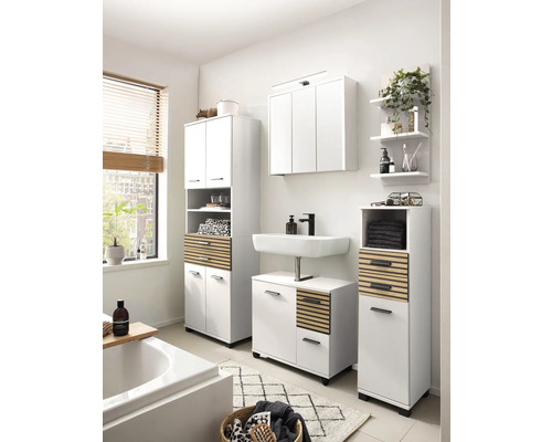 Svetlá kúpeľňa s kúpeľňovým nábytkom v bielej farbe a drevenými akcentmi, vrátane skrinky pod umývadlo, vysokej skrine a zrkadlovej skrinky.