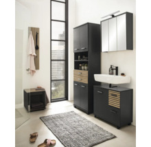 Moderná kúpeľňa s umývadlom, zrkadlovou skrinkou, vysokou skriňou a lavicou