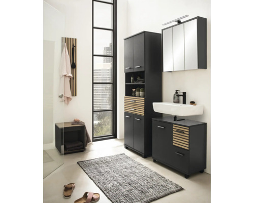 Moderná kúpeľňa s umývadlom, zrkadlovou skrinkou, vysokou skriňou a lavicou