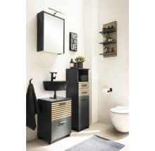 Moderná kúpeľňa s umývadlom, zrkadlovou skrinkou a vysokou skriňou v drevenom a kamennom dekore