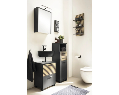 Moderná kúpeľňa s umývadlom, zrkadlovou skrinkou a vysokou skriňou v drevenom a kamennom dekore