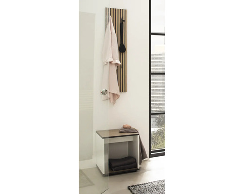 Kúpeľňová scéna s šatníkovým panelom, lavicou a uterákmi pre usporiadané prostredie.