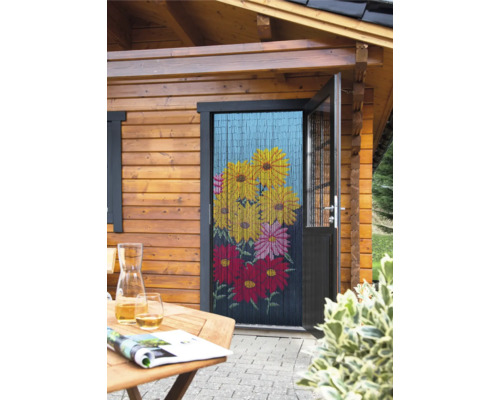 Drevená chata s dverovým závesom s kvetinovým motívom