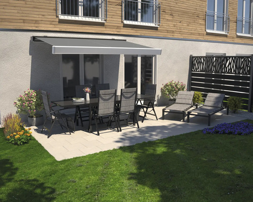 Terasa s markízou, záhradným nábytkom a zástenou