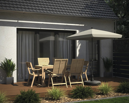 Záhradná scéna so záhradným stolom, záhradnými stoličkami a slnečníkom na drevenej terase