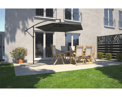 Terasa s výkyvným slnečníkom, záhradným stolom a záhradnými stoličkami pred domom