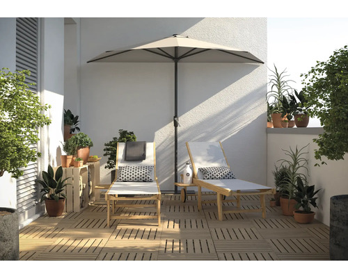 Terasa so slnečníkom, ležadlami, rastlinami a terasovými dlaždicami