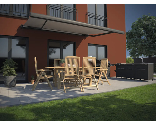 Terasa so slnečnou clonou, záhradným stolom, stoličkami a vonkajšou kuchyňou pred domom