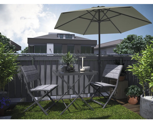 Balkónová scéna so záhradným stolom, dvoma stoličkami a slnečníkom