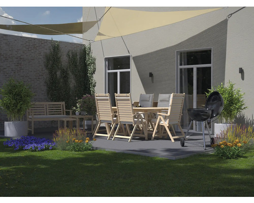 Vonkajší priestor so záhradným stolom, stoličkami, grilom a slnečnou plachtou