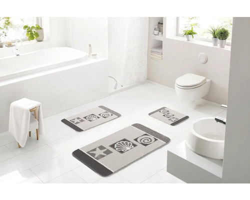 Kúpeľňa s vaňou, toaletou, umývadlom a súpravou kúpeľňových predložiek s námorníckymi motívmi