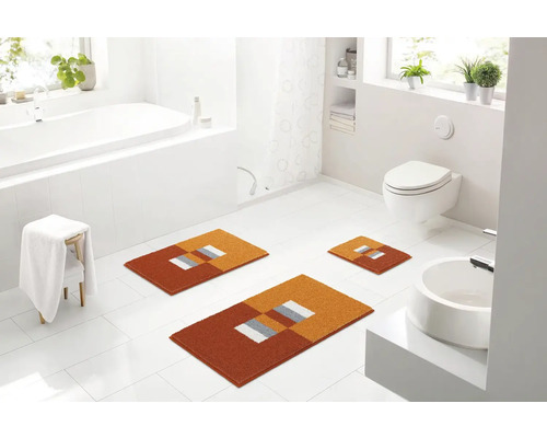 Kúpeľňa s vaňou, toaletou, umývadlom a súpravou kúpeľňových predložiek s geometrickým vzorom