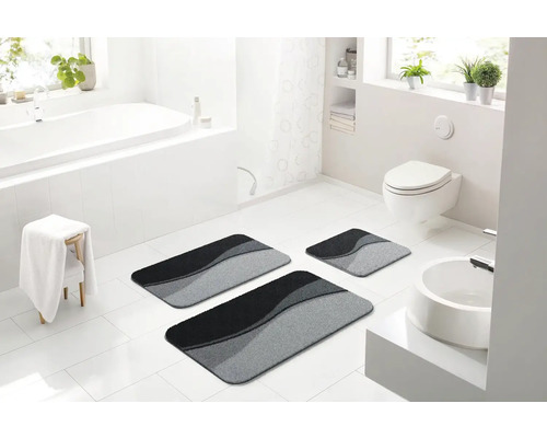 Kúpeľňa s vaňou, toaletou, umývadlom a súpravou trojdielnych kúpeľňových predložiek s vlnitým vzorom