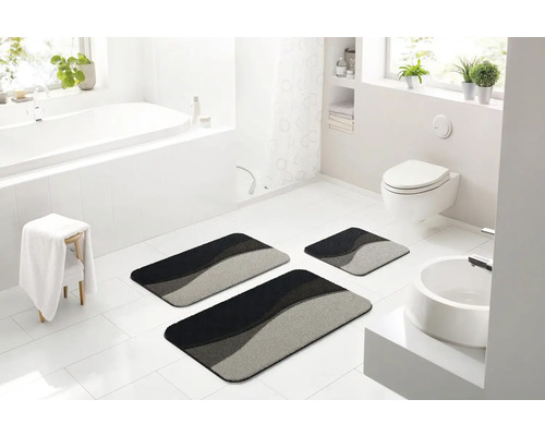 Kúpeľňa s vaňou, toaletou, umývadlom a trojdielnou súpravou kúpeľňových koberčekov