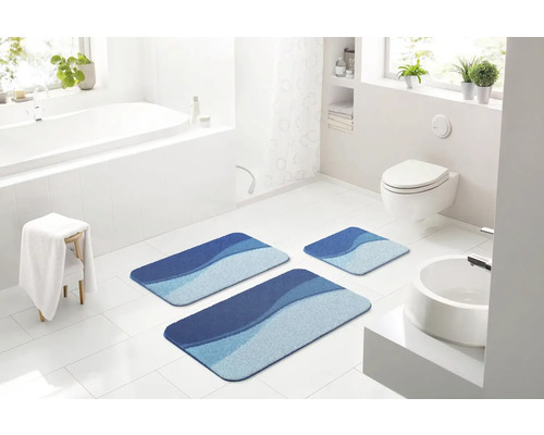 Kúpeľňa s vaňou, toaletou, umývadlom a súpravou kúpeľňových predložiek z troch dielov