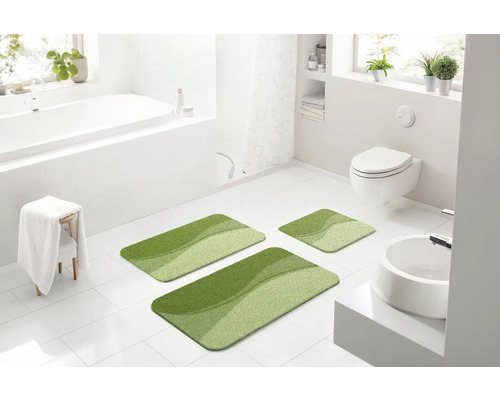 Kúpeľňa s vaňou, toaletou, umývadlom a trojdielnou zelenou kúpeľňovou predložkou
