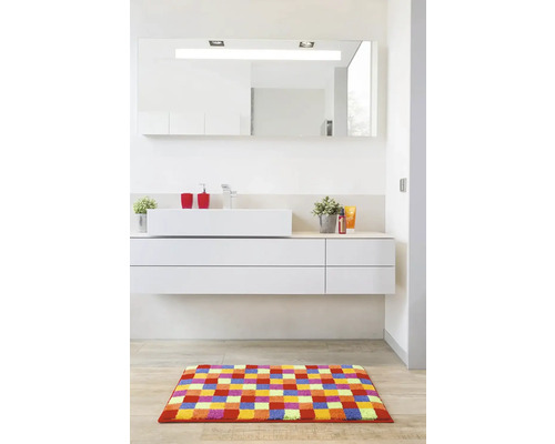 Moderná kúpeľňa s umývadlom, zrkadlom, kúpeľňovým kobercom a kúpeľňovým nábytkom