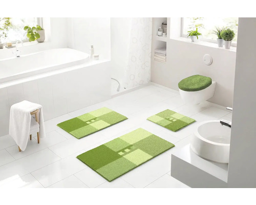 Svetlá kúpeľňa s kúpeľňovými predložkami a poťahom na záchodovú dosku