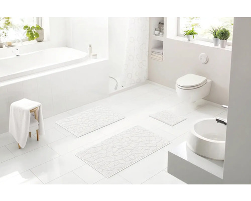 Svetlá kúpeľňa s vaňou, toaletou, umývadlom a tromi kúpeľňovými kobercami