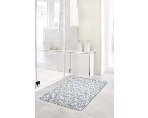 Kúpeľňa so sprchovacím kútom a kúpeľňovým kobercom