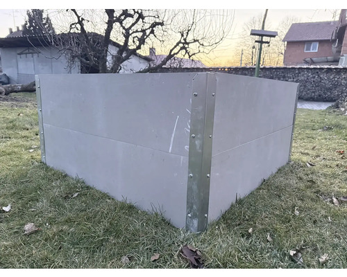 Kovový vyvýšený záhon v záhrade