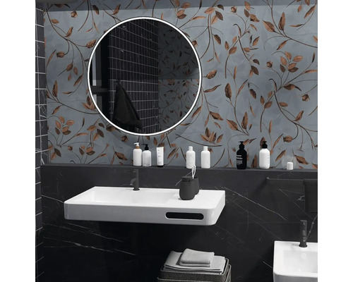 Kúpeľňa s umývadlom, zrkadlom a nástennými dlaždicami s listovým vzorom