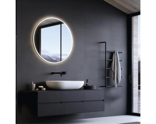 Moderná kúpeľňa s okrúhlym zrkadlom, umývadlom a držiakom na uteráky