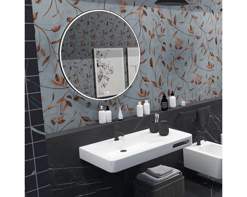 Moderná kúpeľňa s okrúhlym zrkadlom, bielymi umývadlami a kvetinovou tapetou