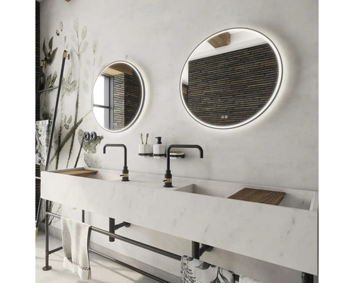 Kúpeľňa s dvojitým umývadlom, okrúhlymi zrkadlami s osvetlením a držiakom na uteráky