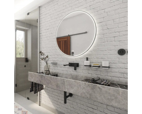 Kúpeľňa so zrkadlom, umývadlom a príslušenstvom pred tehlovou stenou