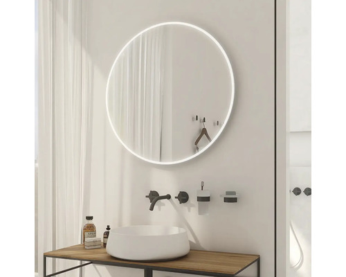 Kúpeľňa s okrúhlym zrkadlom s LED osvetlením, umývadlom a dreveným stolom