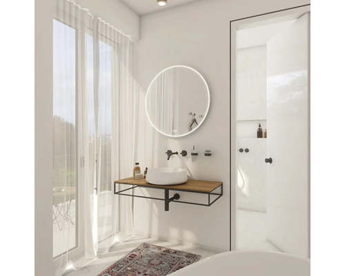 Moderná kúpeľňa s umývadlom, zrkadlom s osvetlením a denným svetlom