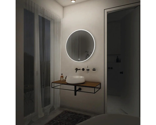 Moderná kúpeľňa s okrúhlym LED zrkadlom, umývadlom na dosku a drevenou umývadlovou doskou