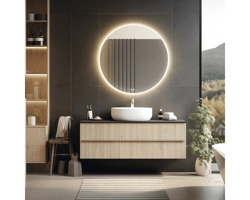 Moderná kúpeľňa s umývadlom, okrúhlym zrkadlom s osvetlením a regálmi