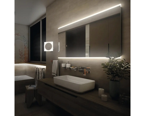 Moderná kúpeľňa s osvetleným zrkadlom, umývadlom a rastlinou