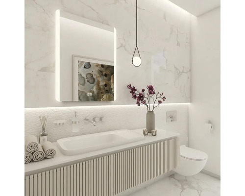 Moderná kúpeľňa s umývadlom, osvetleným zrkadlom a závesnou lampou.