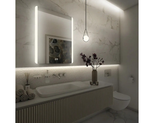 Kúpeľňa s osvetleným zrkadlom, umývadlom, závesnou lampou a toaletou