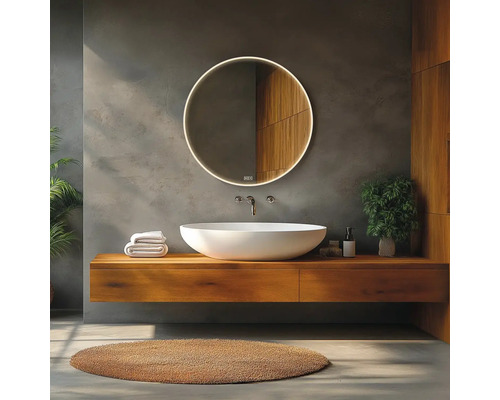 Moderná kúpeľňa s okrúhlym zrkadlom, umývadlom a uterákmi