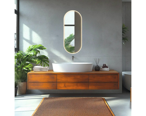 Kúpeľňa s umývadlom, skrinkou a osvetleným zrkadlom