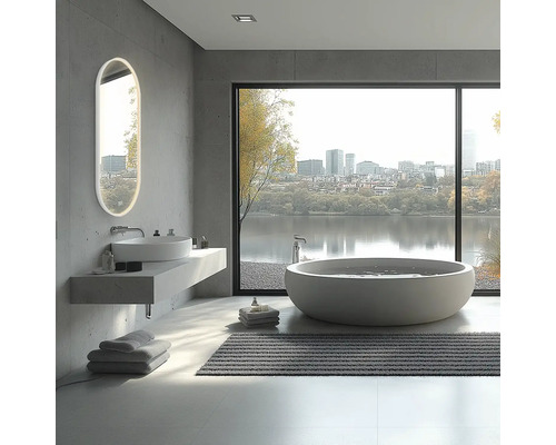 Svetlá kúpeľňa s vaňou, umývadlom, zrkadlom a oknom s výhľadom na mesto pri jazere