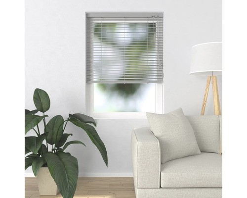 Interiér s oknom a nainštalovanou žalúziou na tienenie