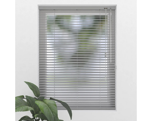 Sivá žalúzia na okne s ovládacou retiazkou