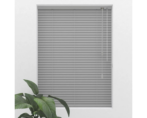 Sivé žalúzie v okne na reguláciu svetla a ochranu súkromia