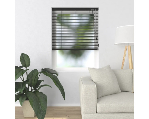 Okná so žalúziami v jasnej obývacej izbe.