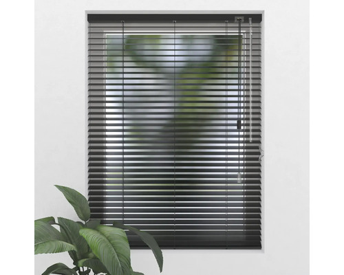 Okná s čiernymi žalúziami na reguláciu svetla