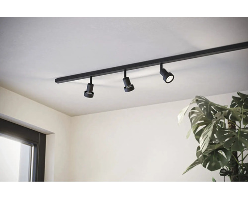 Čierny koľajnicový systém s tromi bodovými svetlami na strope.