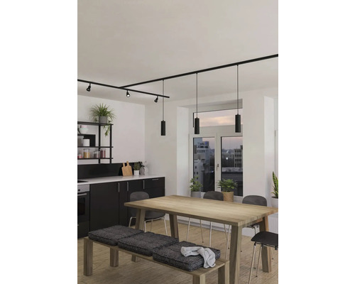 Jedáleň s jedálenským stolom, lavicou, stoličkami a čiernym koľajnicovým systémom so svetlami