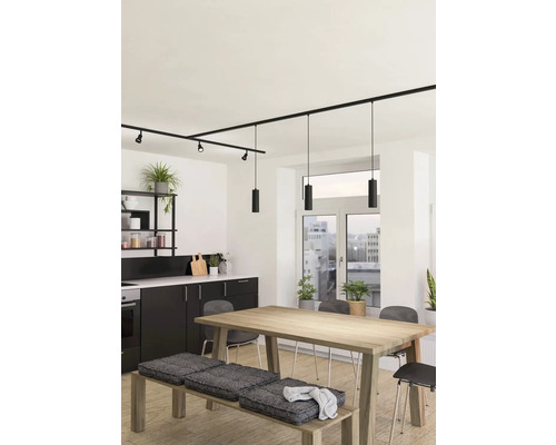Svetlá kuchyňa s jedálenským stolom a čiernym lištovým systémom so spotmi a závesnými svietidlami